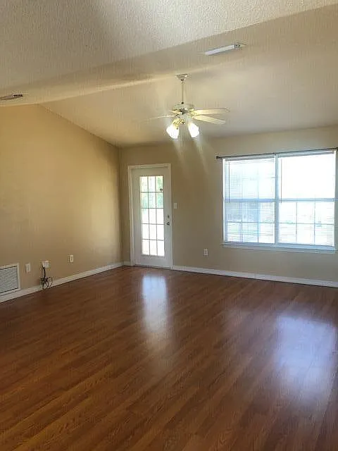 3 bed, 2.0 bath, 1266 sqft, $2,000 — Photo 2