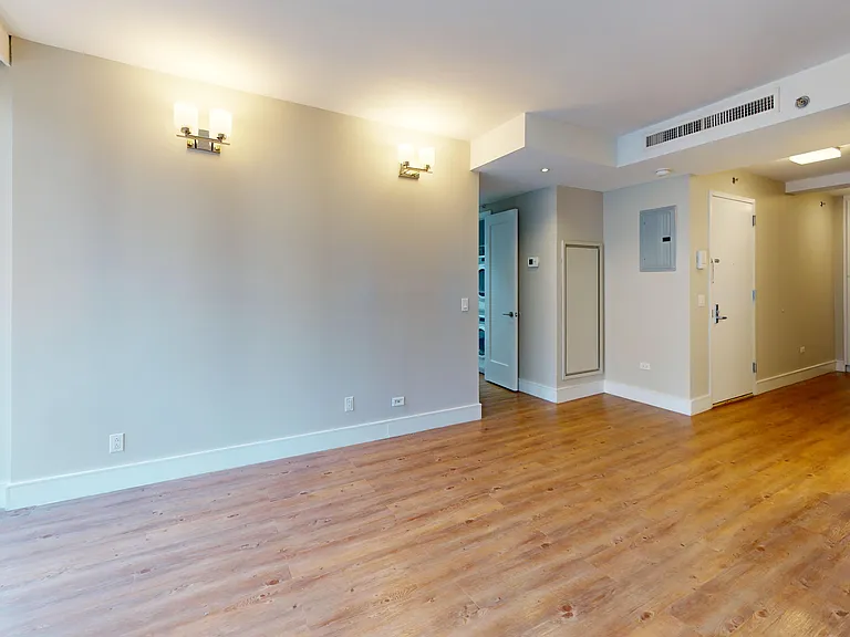 237 E 34th St #1004 — Photo 9