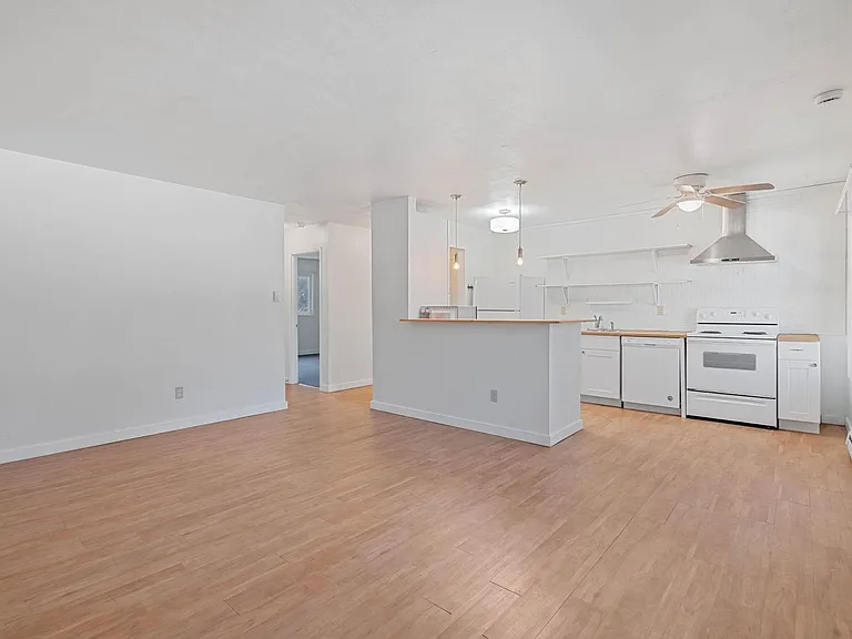 $500 off! Updated, upstairs 2-bdrm/1-bath triplex aptOn-site w/d, off-street parking, near downto... — Photo 5