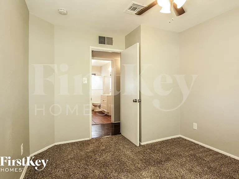 2311 W Maryland Ave — Photo 15