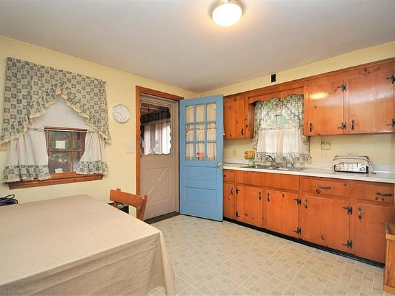 4th image of 546 Crescent St