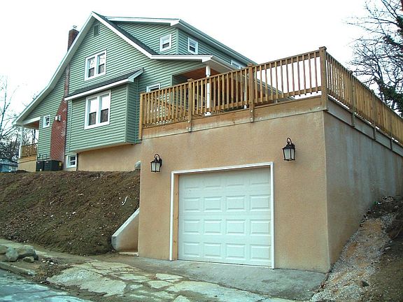 Detached 1-car garage & deck
