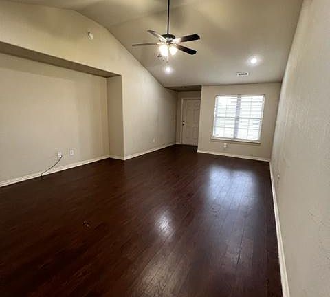 3rd image of 906 Oakwood Ln #906