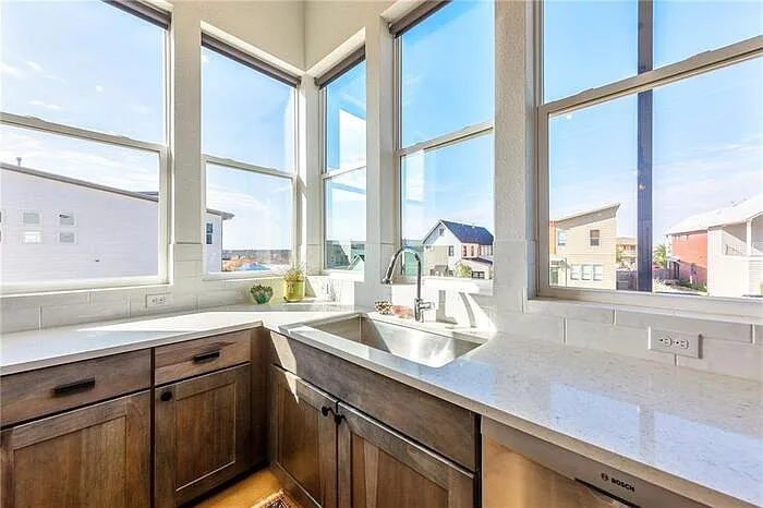 3 bed, 2.5 bath, 2239 sqft, $3,200 — Photo 3