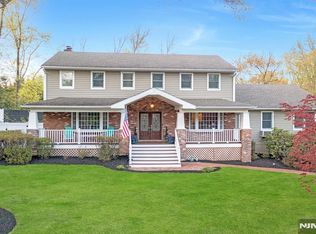 25 Dundee Ct, Mahwah, NJ 07430