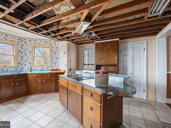 4th image of 307 Harlem Ln