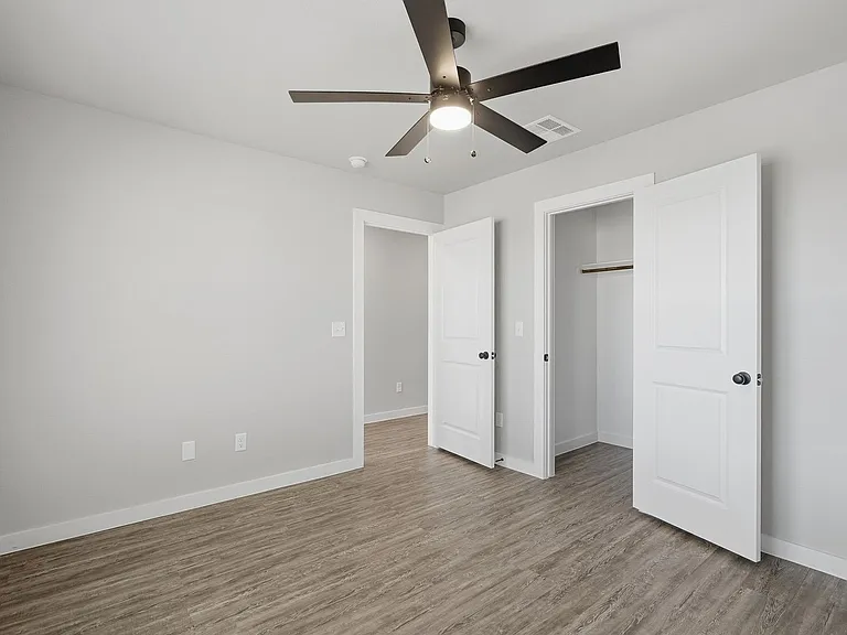 3035 Glennster St — Photo 18