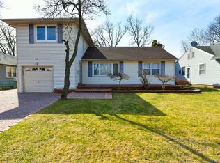 902 Warner Rd, Valley Stream, NY 11580