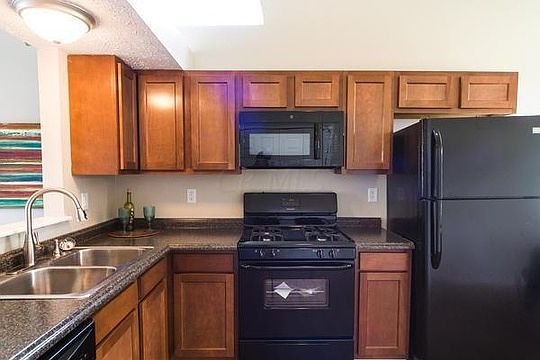 4th image of 2140 Kingsglen Dr