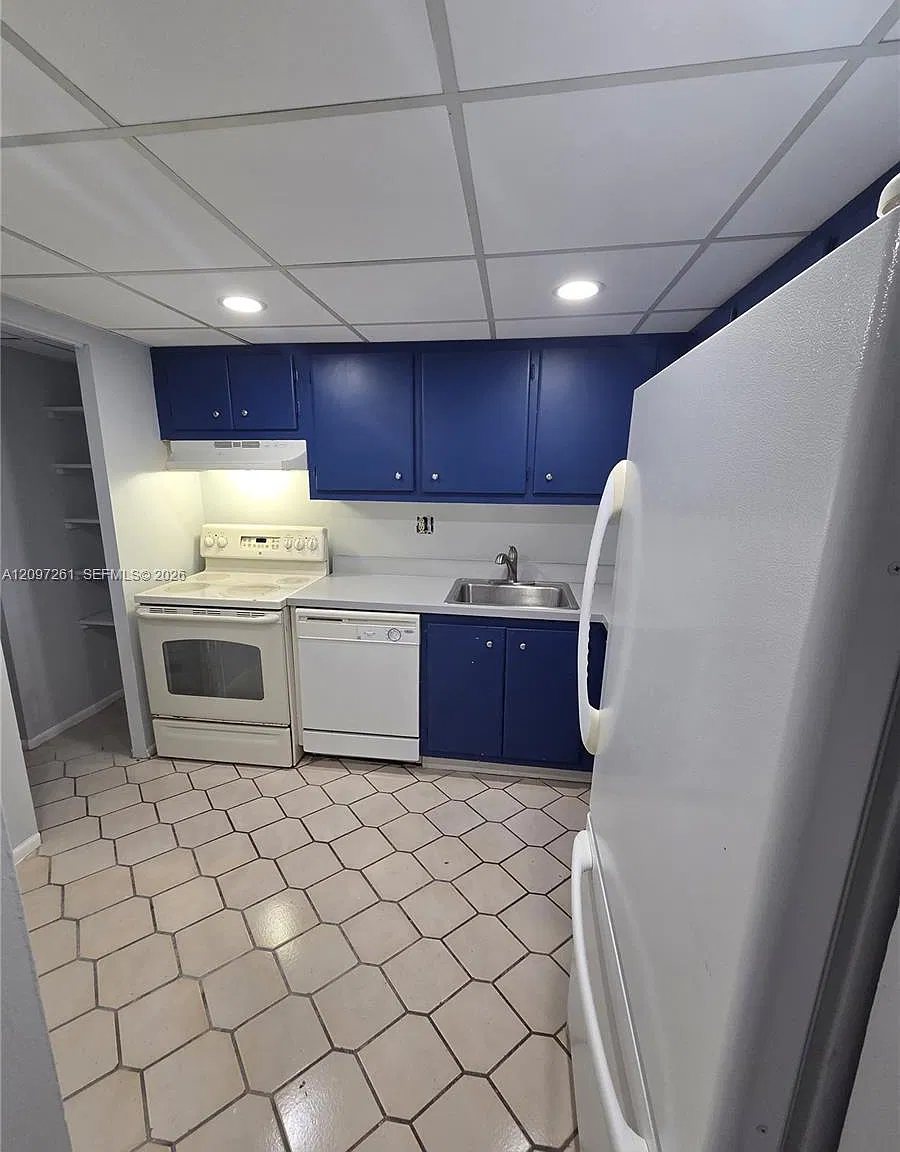 Versailles Gardens Condo — Photo 1
