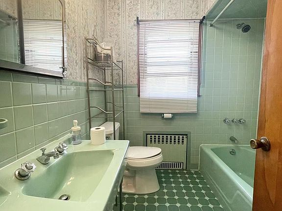 4th image of 188 Collfield Ave Floor 1