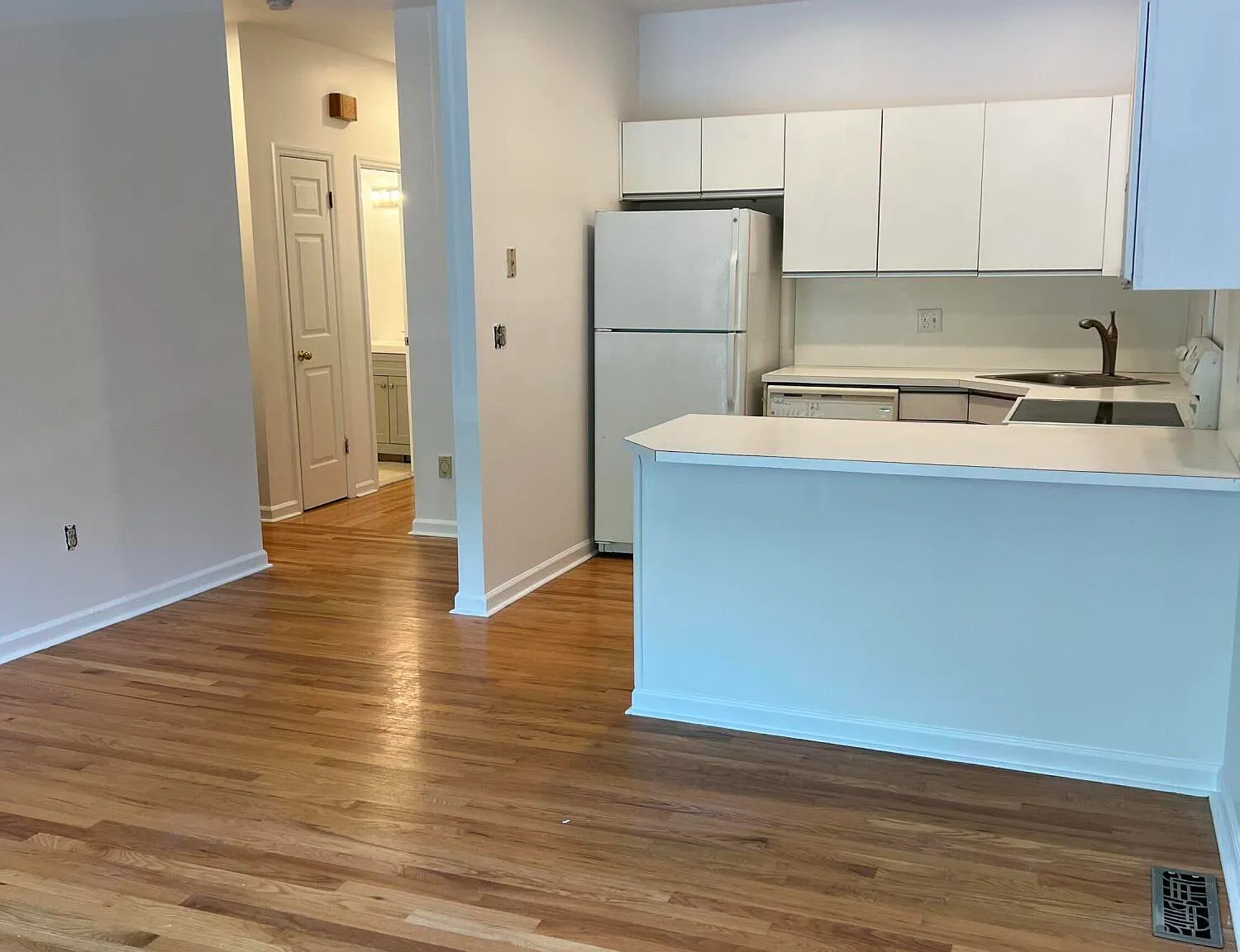 2 bed, 2.0 bath, 905 sqft, $3,800 — Photo 1