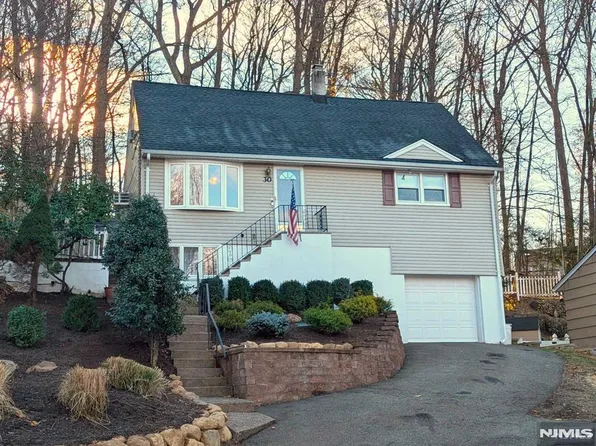 30 Walnut St, Oakland, NJ 07436