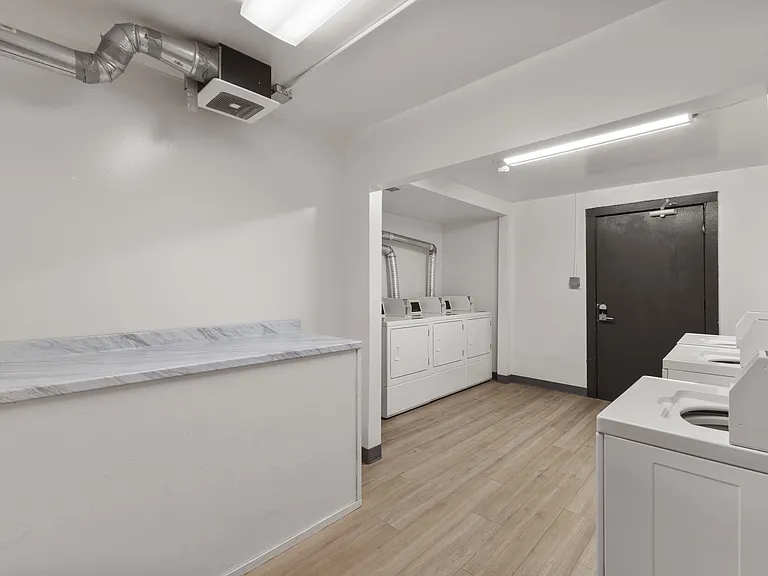 Kensington Apartments — Photo 37