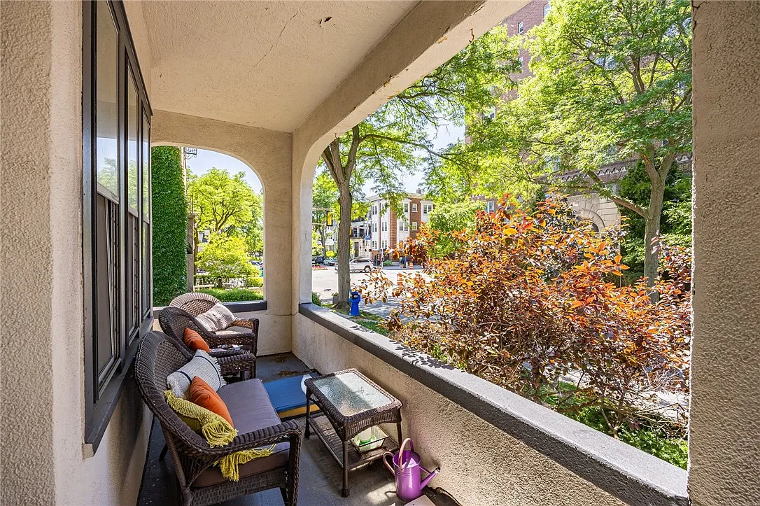 2 bed, 1.0 bath, 1850 sqft, $2,300 — Photo 3