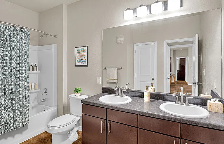 Retreat at Fremaux Town Center Apartments — Photo 5