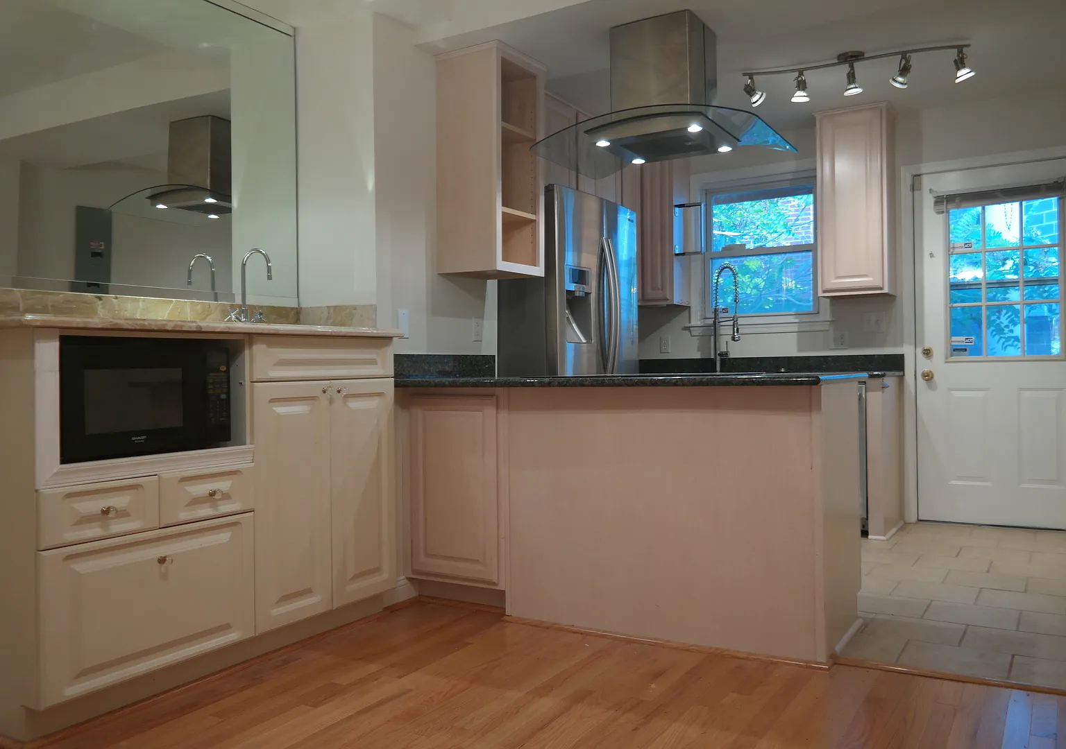 Charming 2 Bedroom/1 Bathroom Townhome in Washington Village, MD! — Photo 4