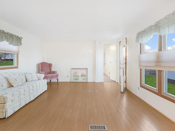 5th image of 157 Hillside Ct