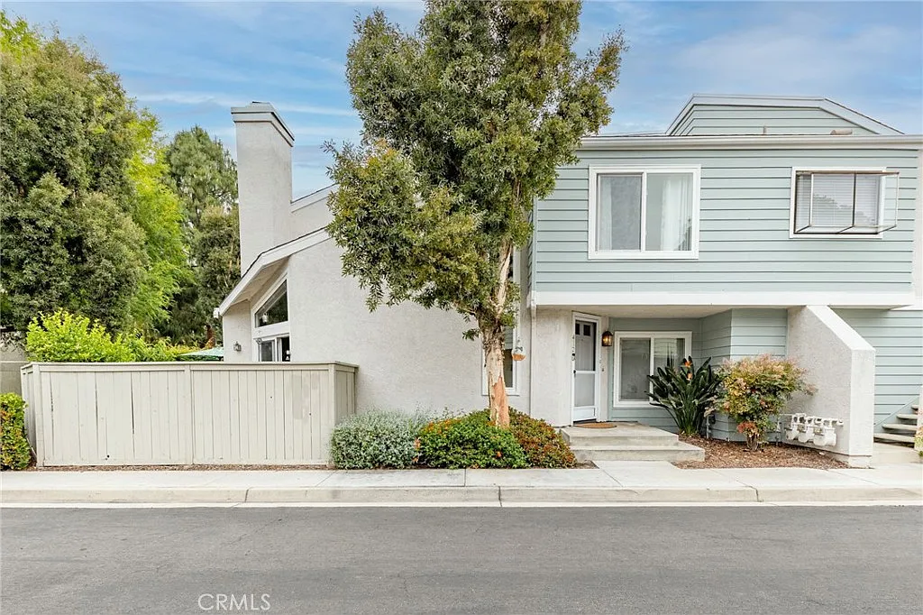3 bed, 2.5 bath, 1297 sqft, $3,995 — Photo 2