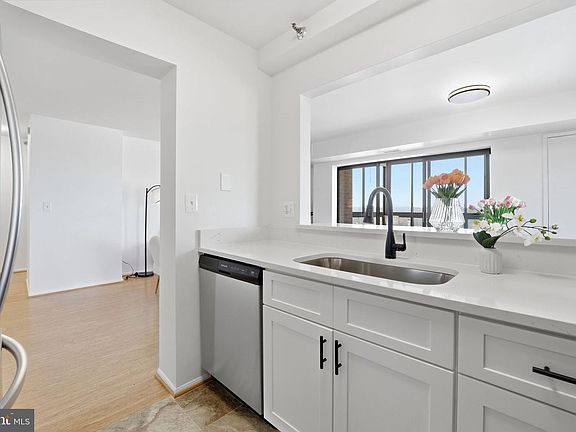 4th image of 900 Stafford St #1919
