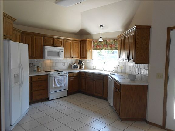 Bright and cheery kitchen to create your next meal-time masterpiece.