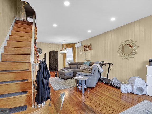 3rd image of 3147 Edgemont St