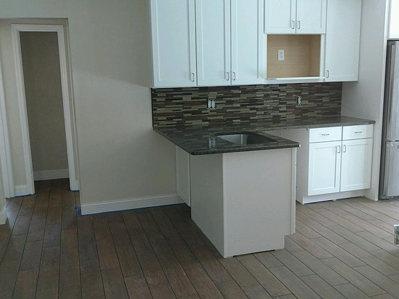 3rd image of 965 N Lyle Ave