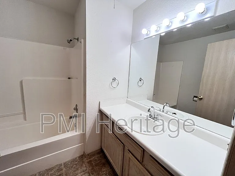 884 N Daisy Ln — Photo 16