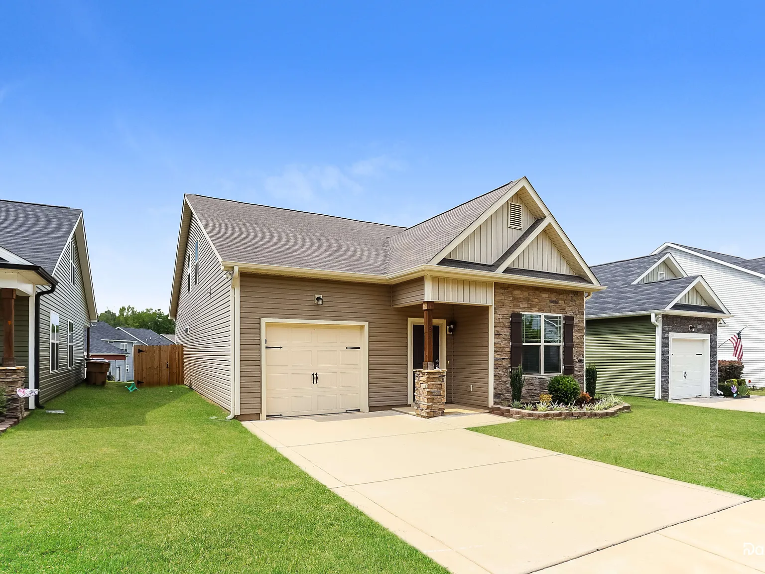 4 bed, 2.5 bath, 1697 sqft, $2,150 — Photo 3