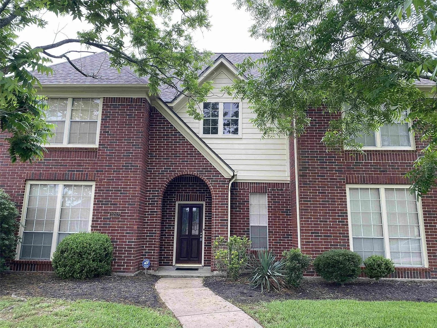 4 bed, 2.5 bath, 2920 sqft, $2,395 — Photo 2