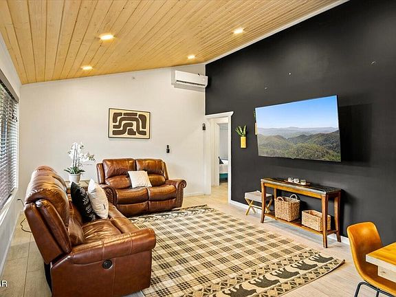 4th image of 621 Hardin Ln