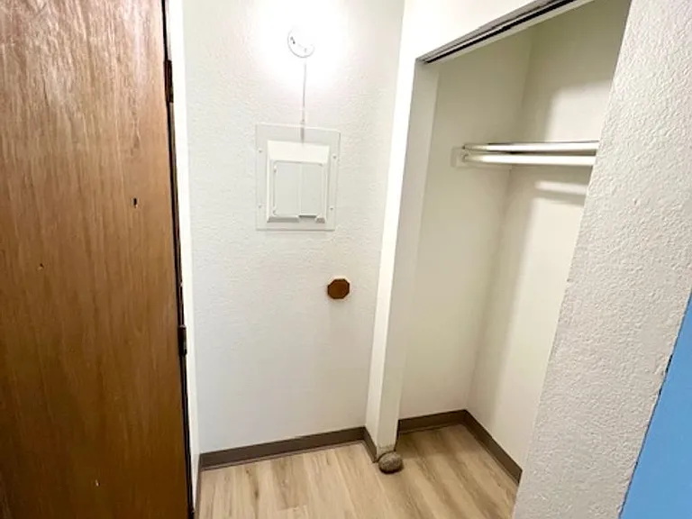 Freshly Renovated - Southside 3 Bedroom — Photo 35
