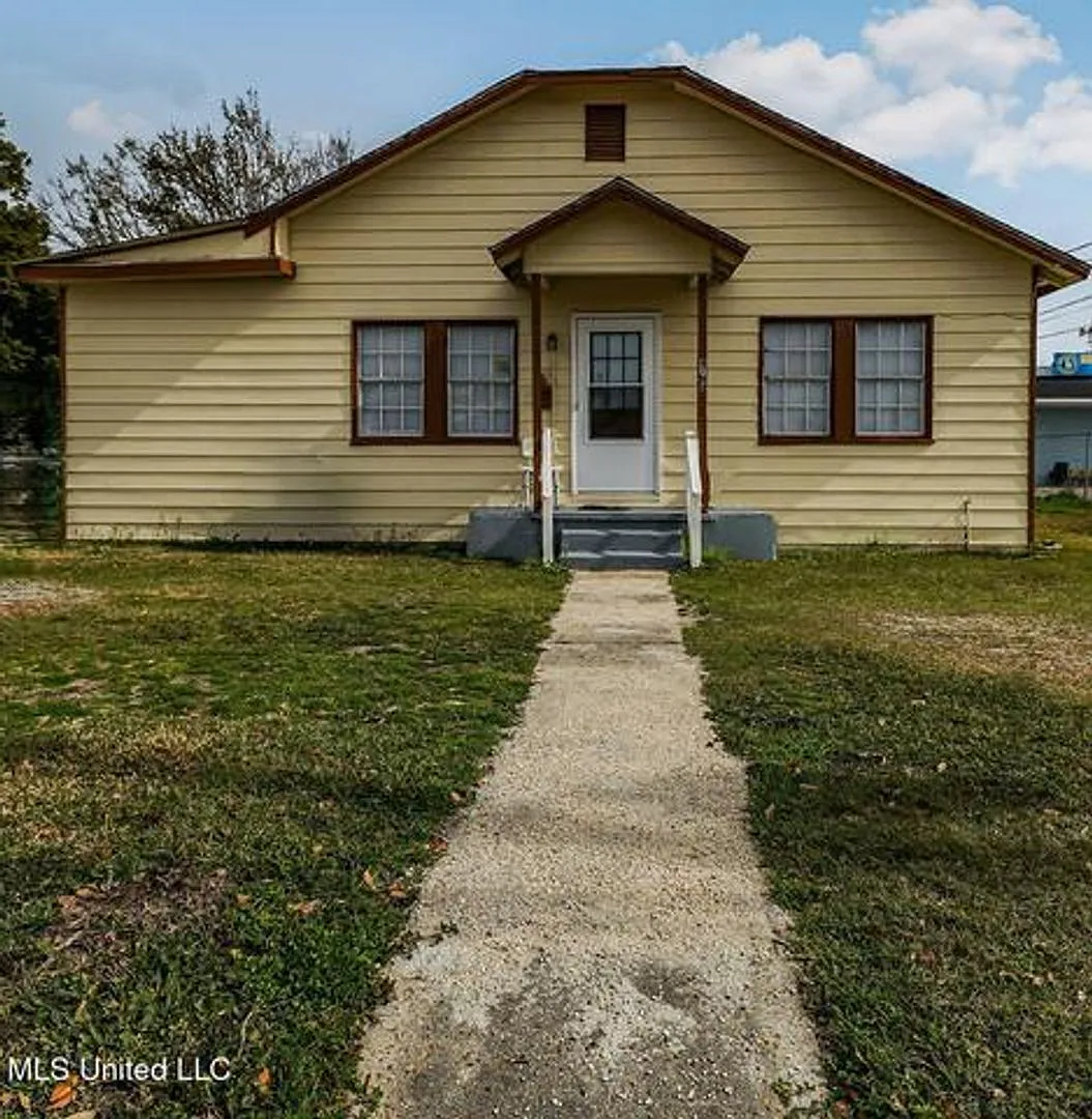 4718 Main St — Photo 1