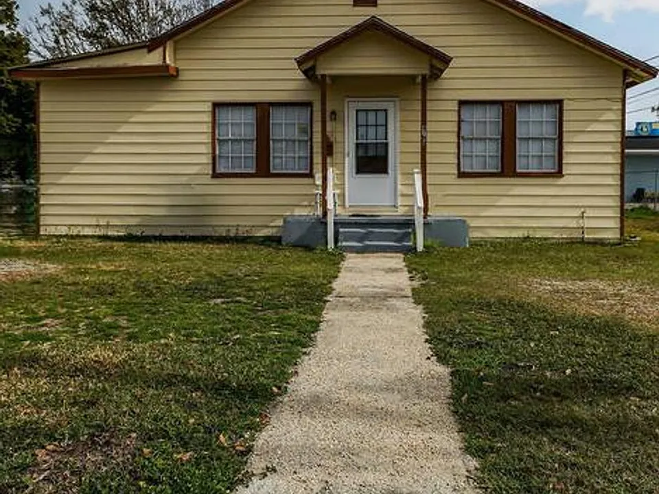 4718 Main St