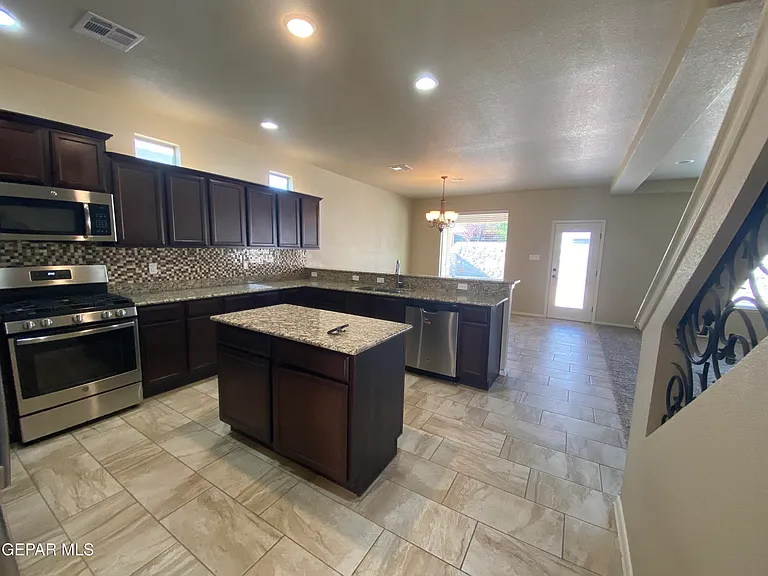 408 La Puesta Dr — Photo 2