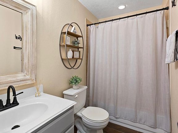4th image of 16535 Burnell Oaks Ln