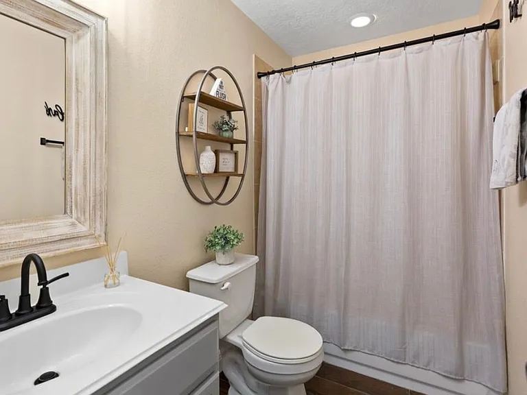16535 Burnell Oaks Ln — Photo 4