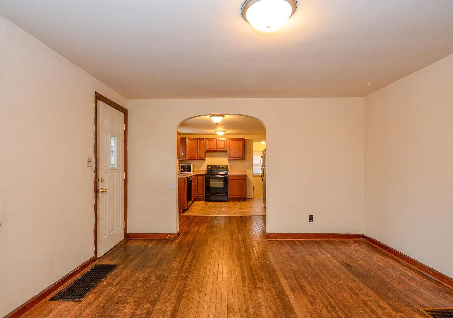 207 E 14th St - 5Bed/2Bath - Remodeled Basement! — Photo 2