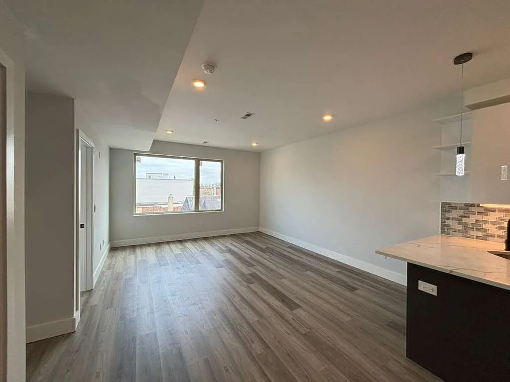 2 bed, 750 sqft, $1,700 — Photo 4
