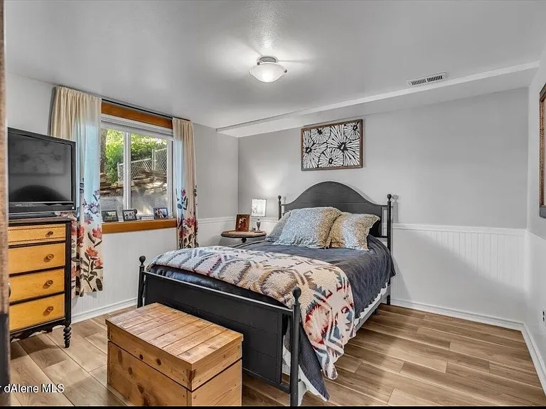 1705 E Satre Ave — Photo 9