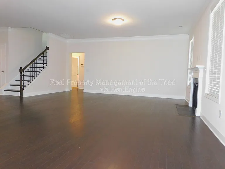 1427 Sawyer Ave — Photo 15