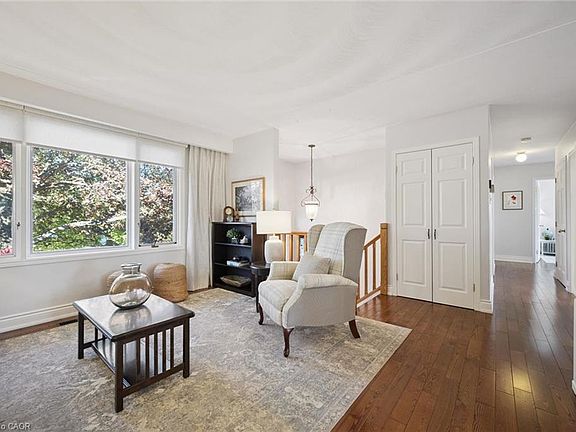 4th image of 301 Martindale Cres
