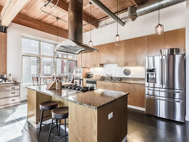 210 W 5th St #201 — Photo 4