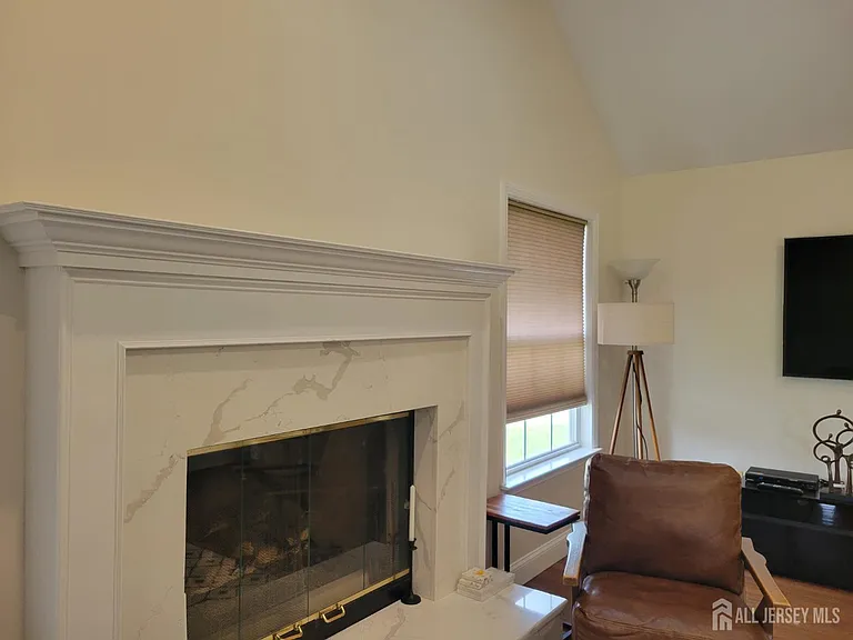 13 Airdale Dr — Photo 4