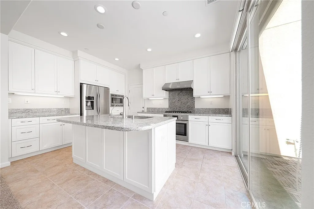 3 bed, 1619 sqft, $4,700 — Photo 3