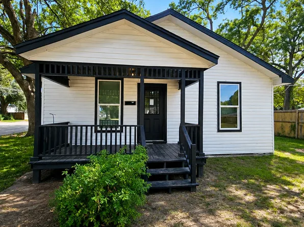 824 S 13th St, Nederland, TX 77627
