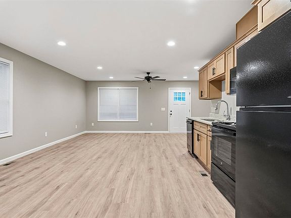 4th image of 275 Washington St