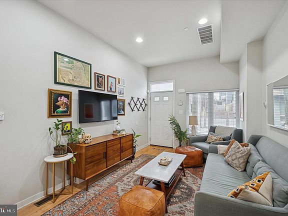 3rd image of 2078 E Susquehanna Ave