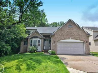 1134 Woodslee Dr, Troy, MI 48083