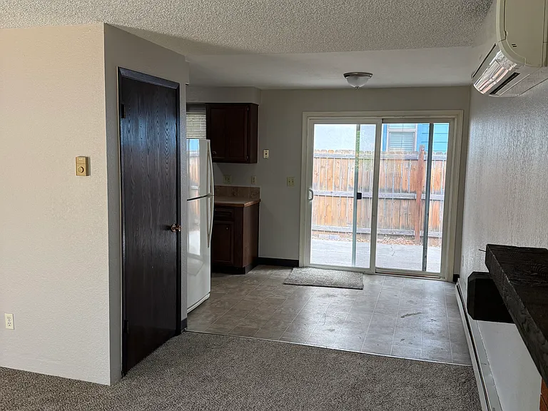 1560 S Oakland Ave — Photo 1